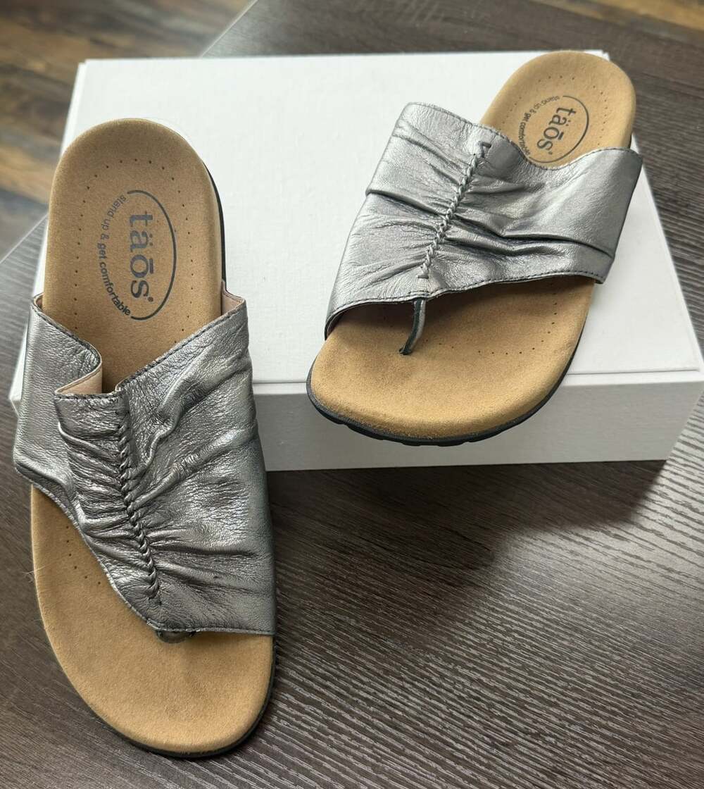 Taos Gift 2 Women’s 9 Pewter Metallic Leather Sandals Comfort Arch Support